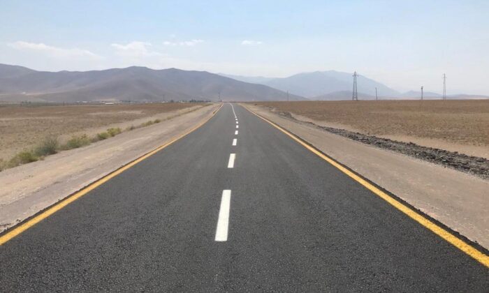 Van Büyükşehir Belediyesi bir mahallenin daha yolunu asfaltladı