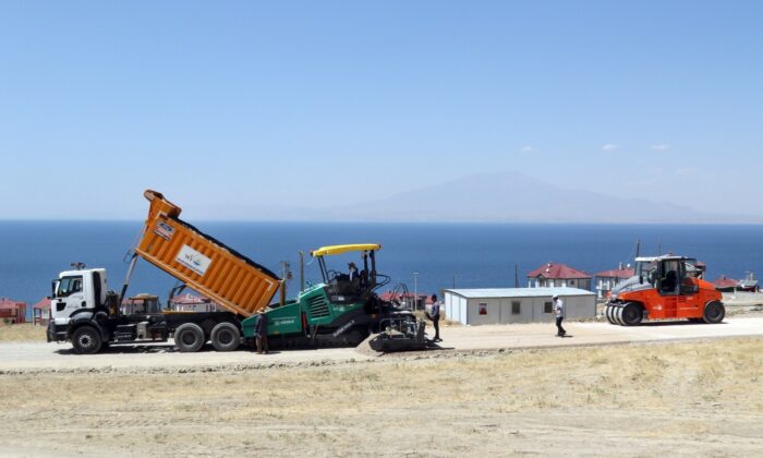 Van Büyükşehir Belediyesinden tatilcileri sevindiren asfalt çalışması