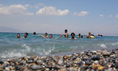 Van Gölü’nün mavi bayraklı plajı tatilcilerin akınına uğradı