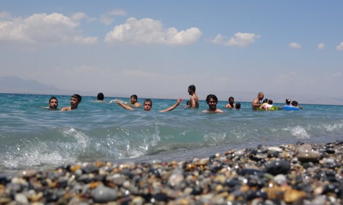Van Gölü’nün mavi bayraklı plajı tatilcilerin akınına uğradı