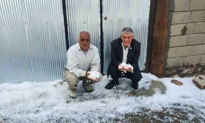 Van’da dolu yağışı bir mahalleyi beyaza bürüdü