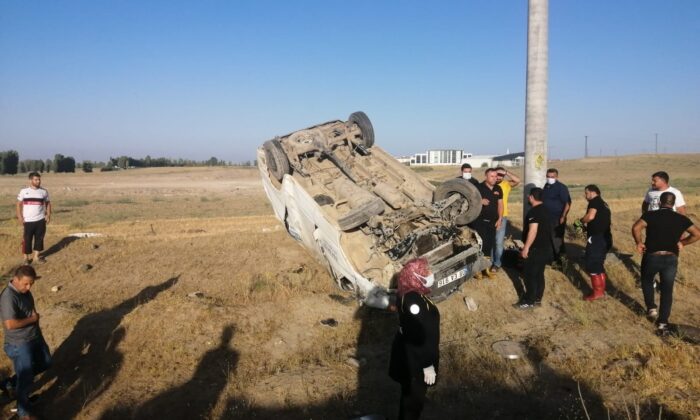 Van’da minibüs tarlaya uçtu: 4 yaralı