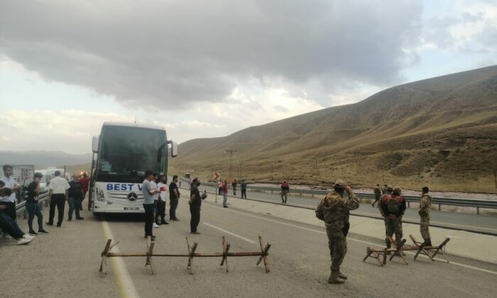 Van’da sel nedeniyle araçlar mahsur kaldı