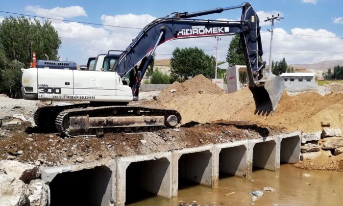 Van’da sel ve su taşkınlarına karşı menfez çalışması