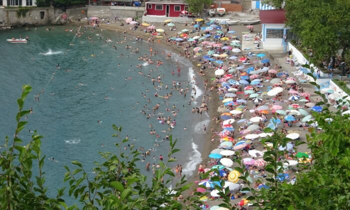 Vatandaşlar bayramda sahillere akın etti