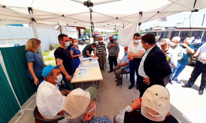 Vatandaşlar pazar yerinde aşılandı