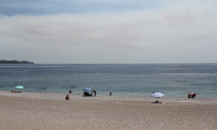 Vatandaşlar yangın için seferber oldu, dünyaca ünlü sahil boş kaldı