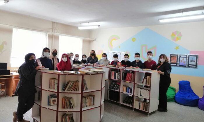 Vefat eden babasının adına kütüphane kurdu