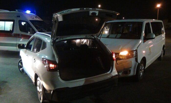 VİP araç, kavşakta otomobille çarpıştı: 2 yaralı