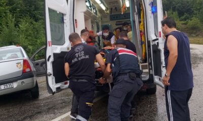 Virajı alamayan otomobil karşı şeride geçerek kamyonete çarptı: 5 yaralı