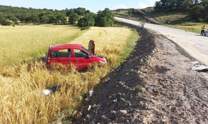 Virajı alamayarak devrilen araçtaki 1 kişi öldü, 2 kişi ağır yaralandı