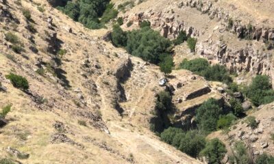 Viyadük kenarına park edilen otomobil 200 metre aşağıya yuvarlandı