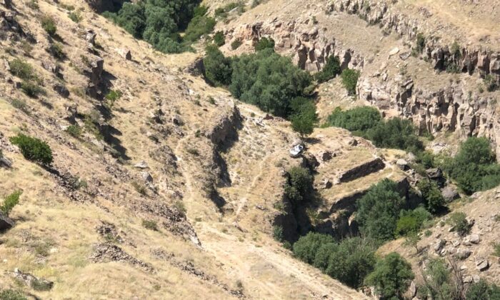 Viyadük kenarına park edilen otomobil 200 metre aşağıya yuvarlandı