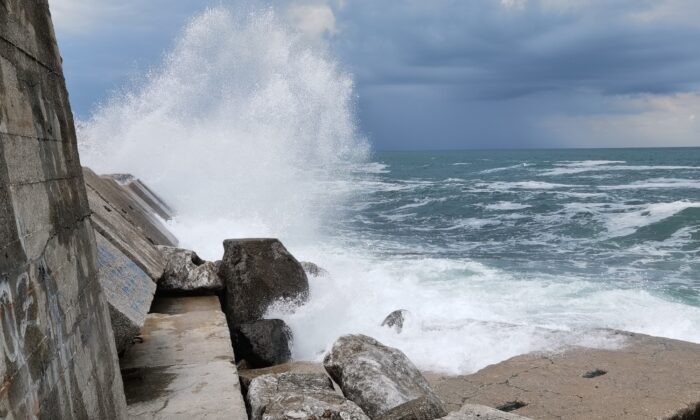 Yağmur sonrası Karadeniz’de dalga oluştu