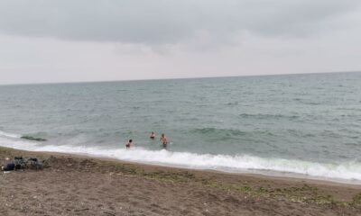 Yağmura aldırış etmeden denize girdiler