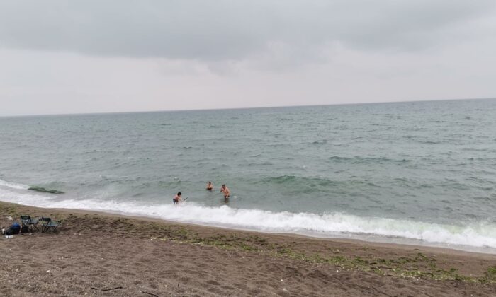 Yağmura aldırış etmeden denize girdiler