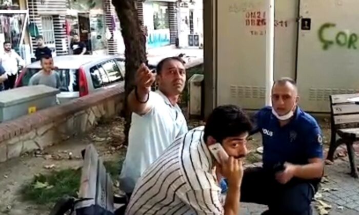 Yaktığı evini bankta oturup izledi