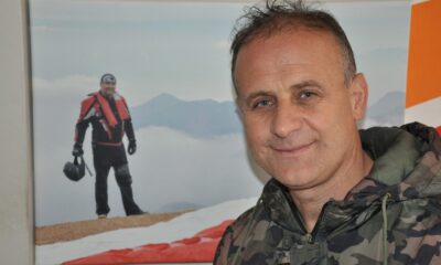 Yamaç paraşütü ile atlayan sanatçı bin metre yükseklikte şarkı söyledi