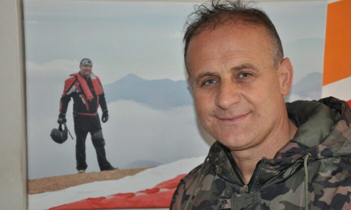 Yamaç paraşütü ile atlayan sanatçı bin metre yükseklikte şarkı söyledi