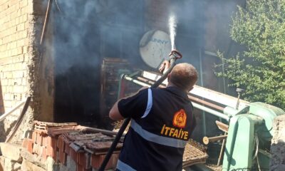 Yanan ekmek teknesini kurtarmak isteyen adam son anda kurtarıldı