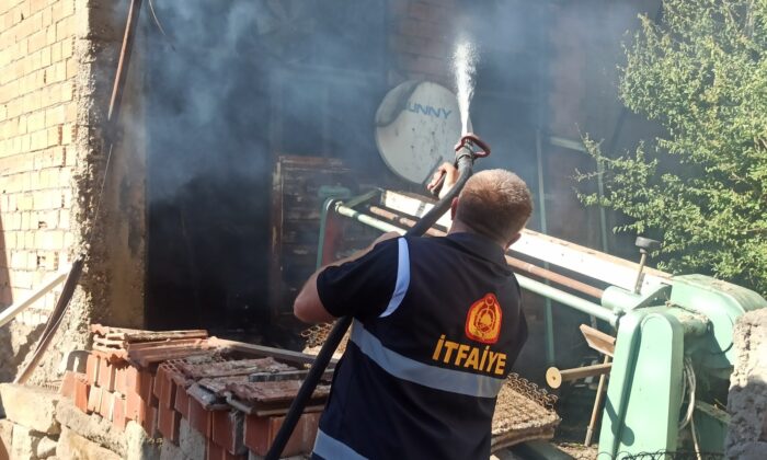 Yanan ekmek teknesini kurtarmak isteyen adam son anda kurtarıldı