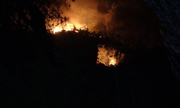 Yanan evleri söndürmek için herkes seferber oldu