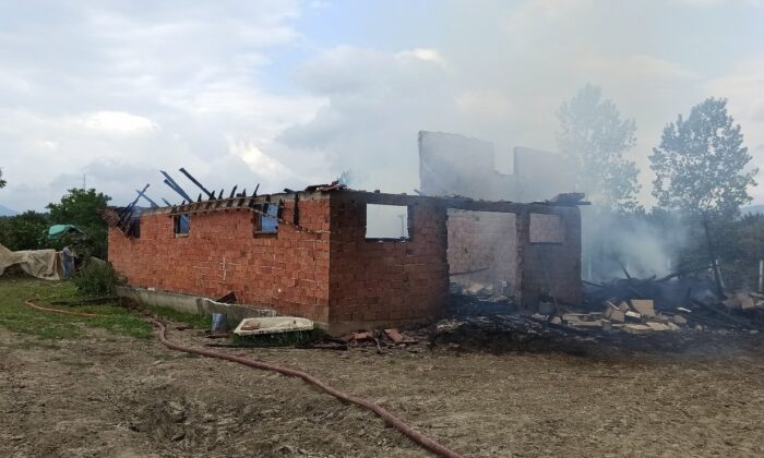 Yanan samanlık güçlükle söndürüldü