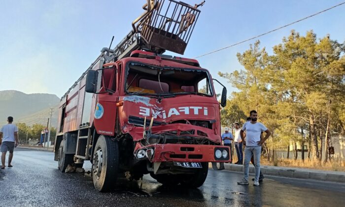 Yangın bölgesinde freni boşalan itfaiye aracı tıra çarptı, iki itfaiye eri yaralandı