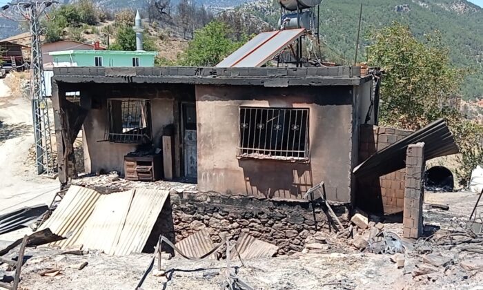 Yangın bölgesinde yaralar sarılmaya çalışılıyor