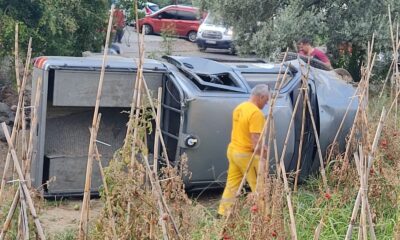 Yangın ihbarına giden kamyonet devrildi: 2 yaralı