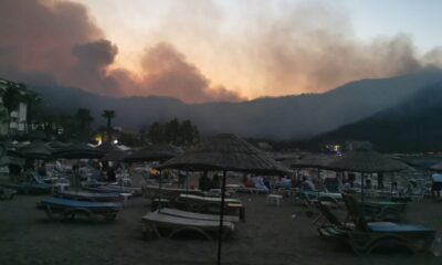 Yangın nedeniyle geceyi plajda geçirecekler