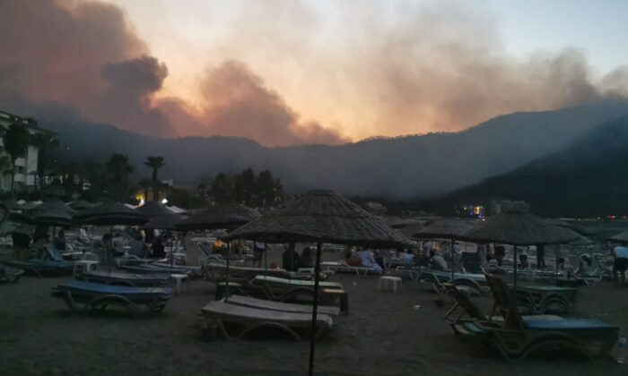 Yangın nedeniyle geceyi plajda geçirecekler