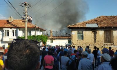 Yangın sonrası kullanılamaz hale gelen ev yıkıldı