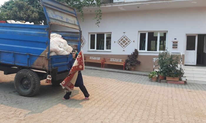 Yangının sıçradığı Karatepe köyündeki kilim evi boşaltıldı