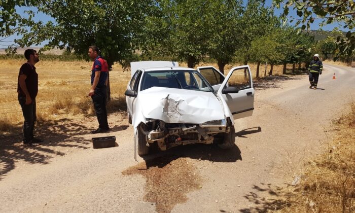Yaralı kardeşini hastaneye yetiştirmek isterken kaza yaptı