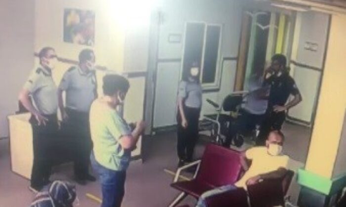 Yardım istediği polisin tabancasını kaptı