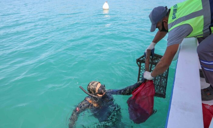 Yarım ton atık denizden çıkarıldı