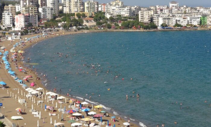 Yasaklar kalktı sıcaklar arttı, tatilciler denize koştu