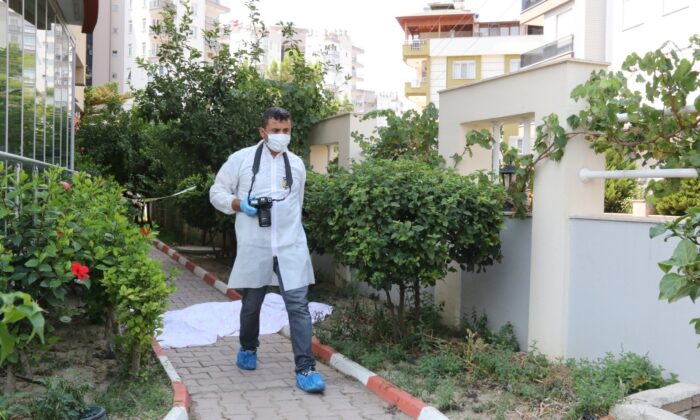 Yaşlı kadın oturduğu sitenin bahçesinde ölü bulundu