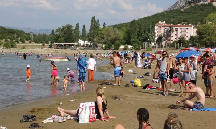Yedi renkli Eğirdir Gölü’nde bayram tatili yoğunluğu