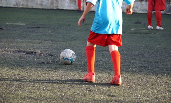 Yeni Foça’da 20 yıldır yenilenmeyen halı saha için “artık yenilensin” çağrısı