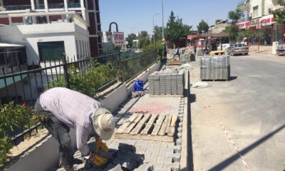 Yeni Sanayi mahallesinde kaldırım yenileme çalışması