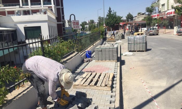 Yeni Sanayi mahallesinde kaldırım yenileme çalışması