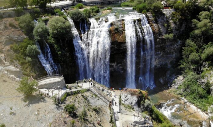Yeniden ziyarete açılan Tortum Şelalesine bayramda ziyaretçi akını