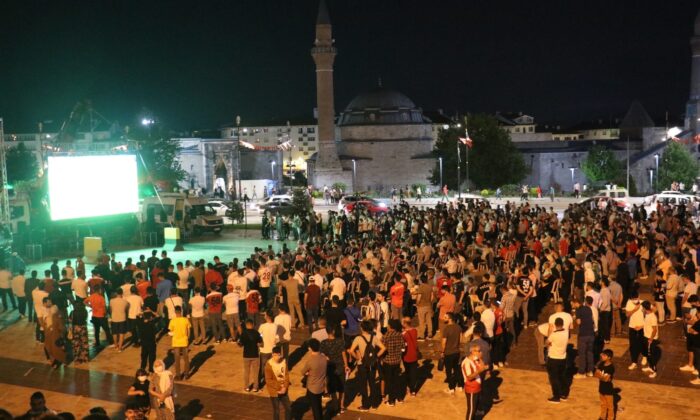 Yiğidolar, UEFA maçını dev ekranda izledi
