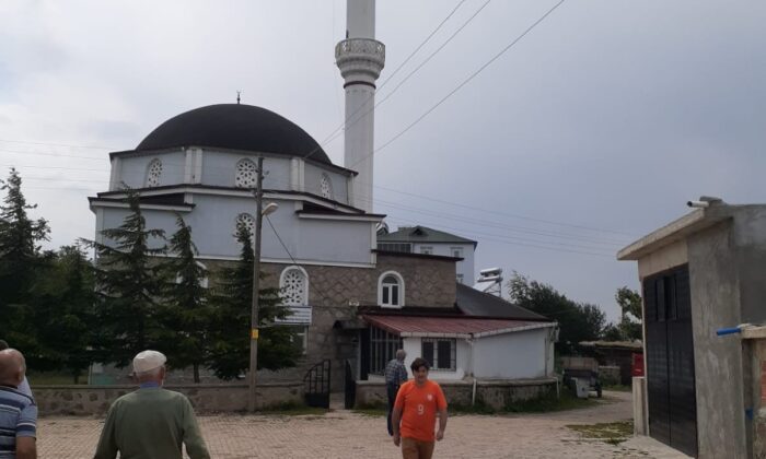 Yıldırım düşen caminin minaresinde yangın