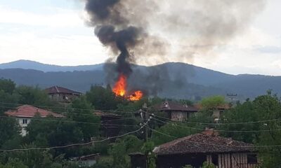 Yıldırımın düştüğü iki katlı ahşap ev alev alev yandı