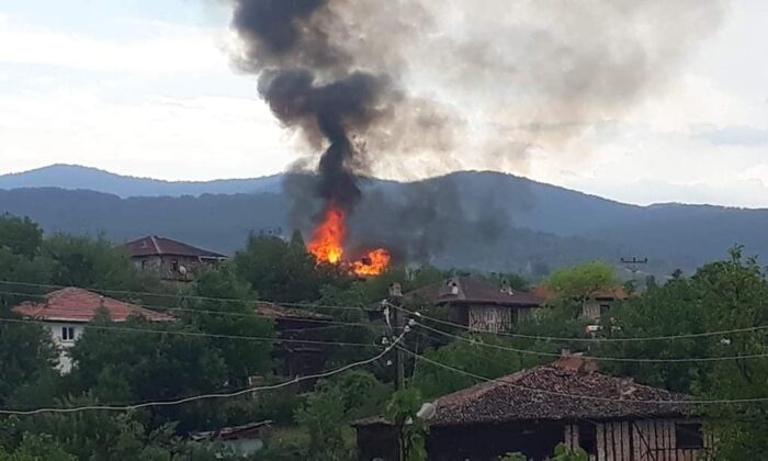 Yıldırımın düştüğü iki katlı ahşap ev alev alev yandı