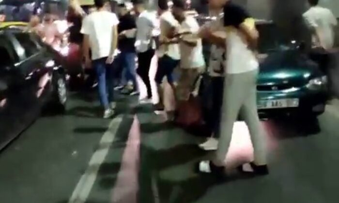 Yol kapatıp halay çektiler