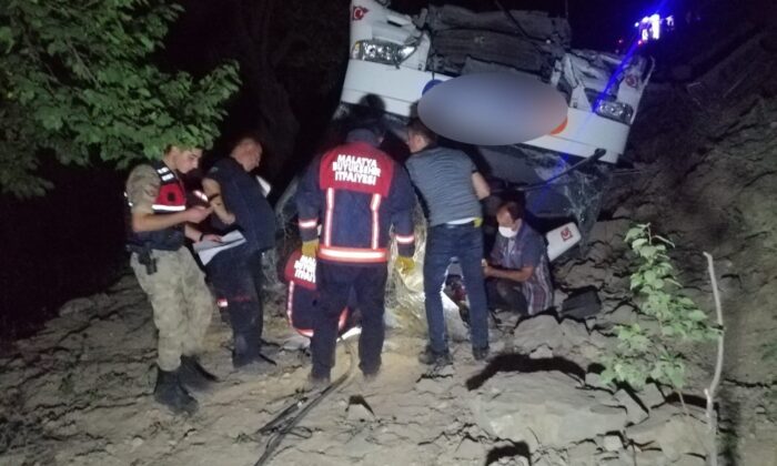 Yolcu otobüsü devrildi, göçmenler kaza yerinden kaçtı